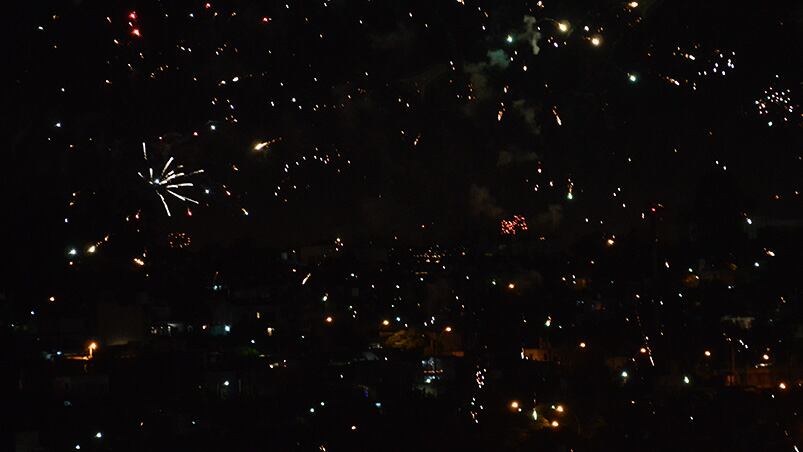 El color de la navidad en los fuegos artificiales. Foto: Lucio Casalla / ElDoce.tv