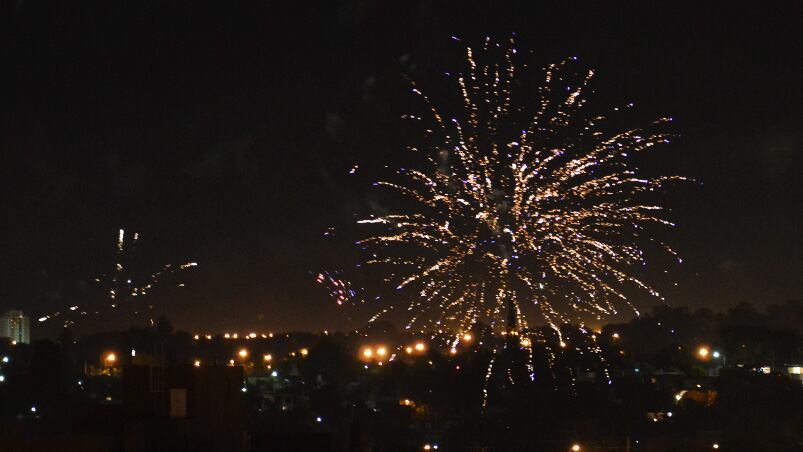 El color de la navidad en los fuegos artificiales. Foto: Lucio Casalla / ElDoce.tv