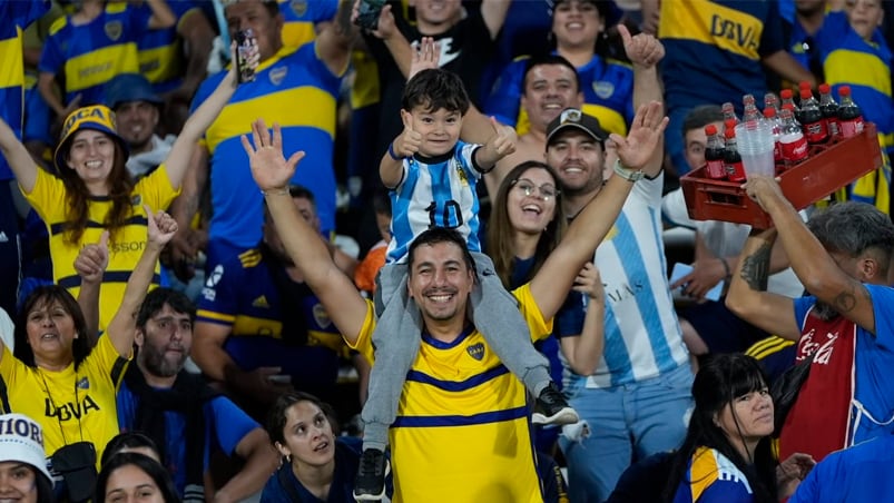 El color de los hinchas de Boca y Estudiantes en el Kempes. Foto: Lucio Casalla / ElDoce.tv.