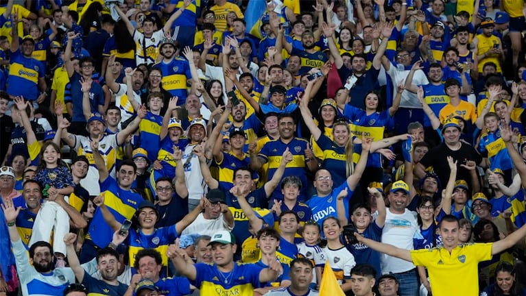El color de los hinchas de Boca y Estudiantes en el Kempes. Foto: Lucio Casalla / ElDoce.tv.