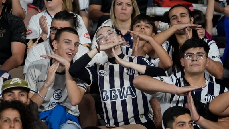 El color de los hinchas de Talleres en el clásico con Instituto. Foto: Lucio Casalla / ElDoce.tv.