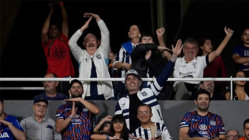 El color de los hinchas de Talleres en el clásico con Instituto. Foto: Lucio Casalla / ElDoce.tv.