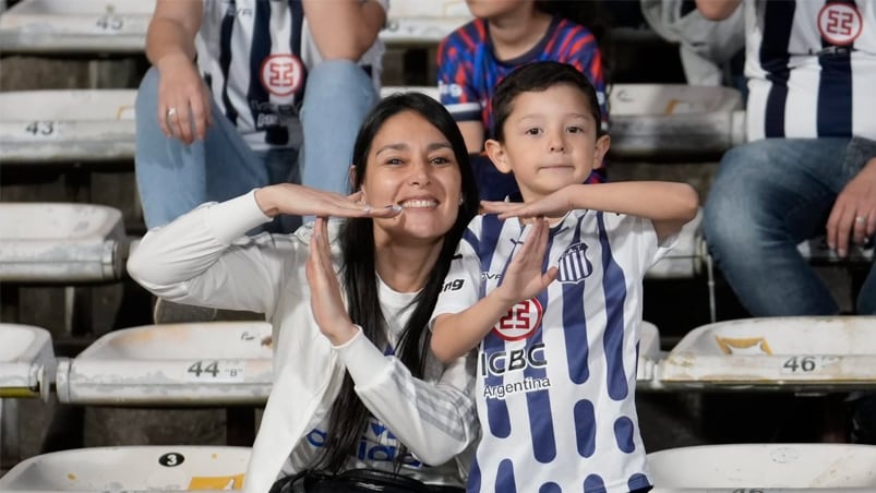 El color de los hinchas de Talleres en el clásico con Instituto. Foto: Lucio Casalla / ElDoce.tv.