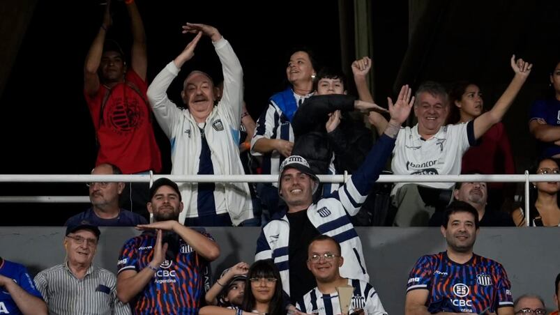 El color de los hinchas de Talleres en el clásico con Instituto. Foto: Lucio Casalla / ElDoce.tv.