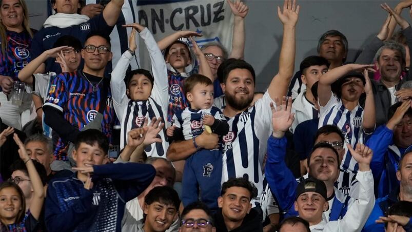 El color de los hinchas de Talleres en el clásico con Instituto. Foto: Lucio Casalla / ElDoce.tv.