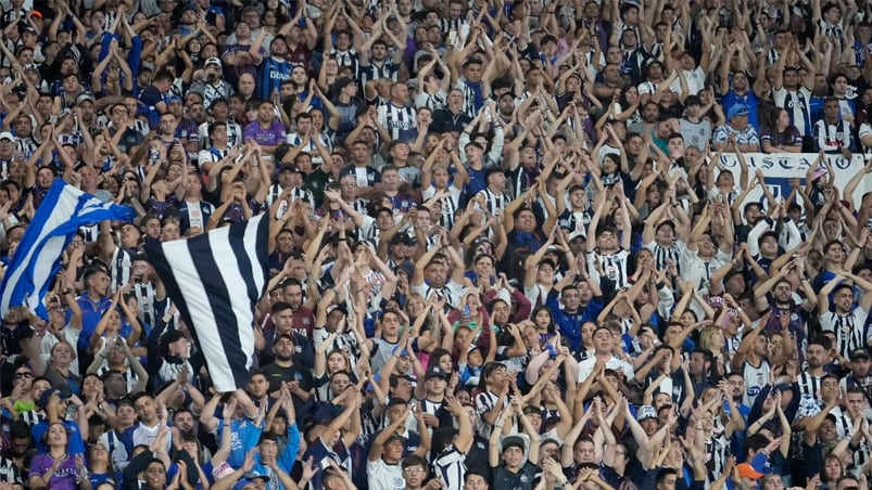 El color de los hinchas de Talleres en el clásico con Instituto. Foto: Lucio Casalla / ElDoce.tv.