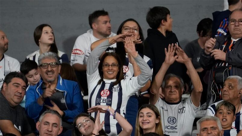 El color de los hinchas de Talleres en el clásico con Instituto. Foto: Lucio Casalla / ElDoce.tv.