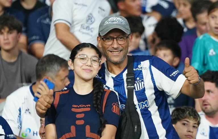 El color de los hinchas de Talleres y de Boca en el Kempes.