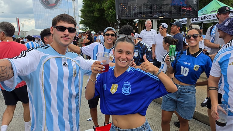 El color de los hinchas en Argentina-Inglaterra. Foto: El Doce.