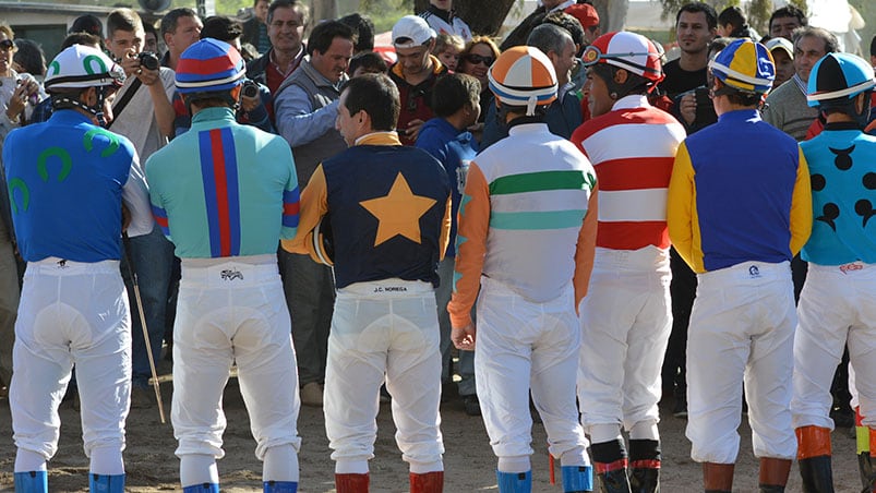 El color de los jinestes del Gran premio de San Jerónimo, posando para los fotógrafos. Foto: Lucio Casalla / ElDoce.tv.