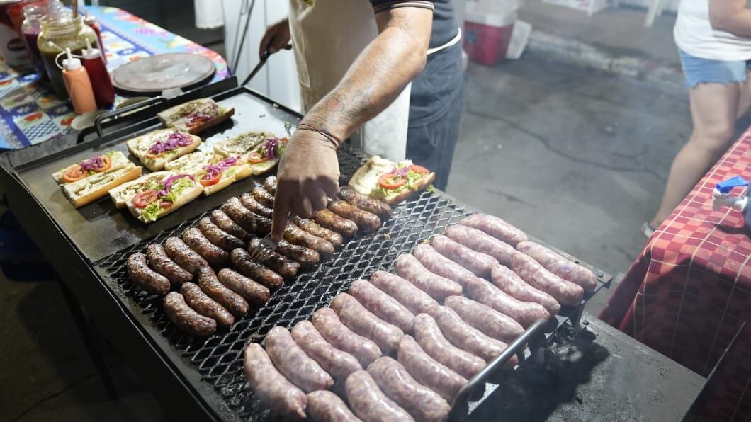 El color de los puestos gastronómicos de la Fiesta. Foto: Lucio Casalla/El Doce.