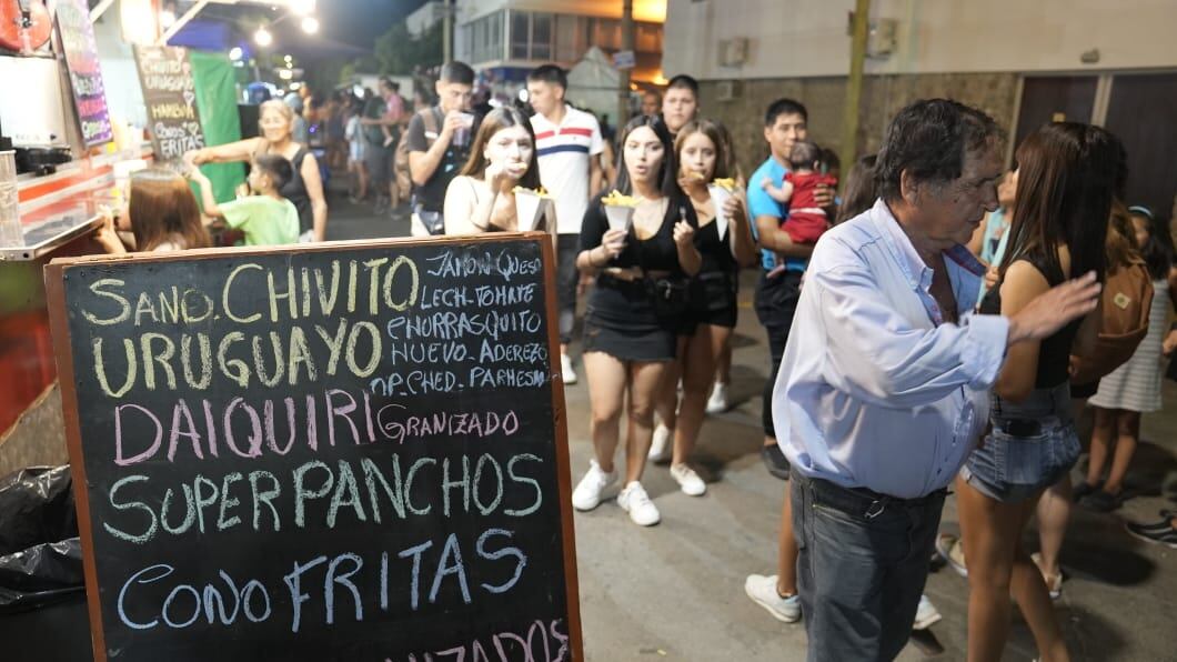 El color de los puestos gastronómicos de la Fiesta. Foto: Lucio Casalla/El Doce.