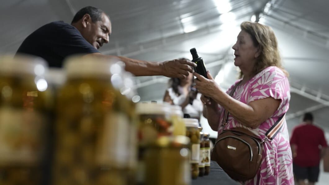 El color de los puestos gastronómicos de la Fiesta. Foto: Lucio Casalla/El Doce.