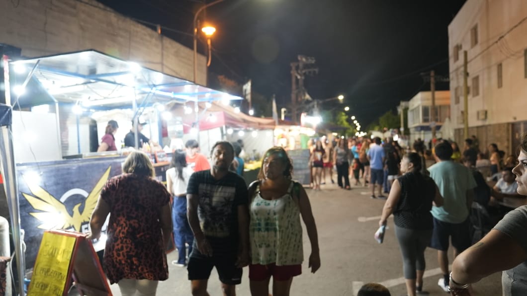 El color de los puestos gastronómicos de la Fiesta. Foto: Lucio Casalla/El Doce.