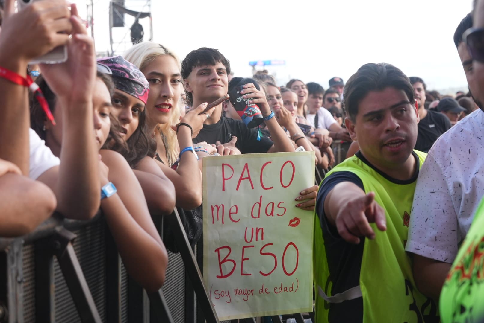 El color y el aguante de Cosquín Rock 2025 en su segundo día. Foto: Matías Carrizo / El Doce.