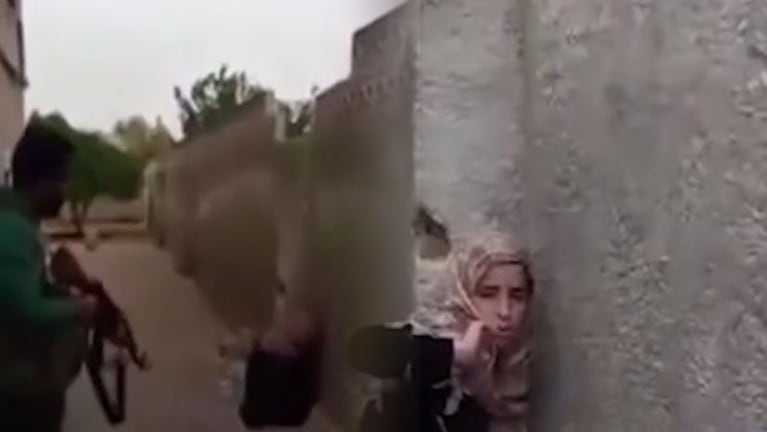 El combatiente del ELS apunta a su hermana.