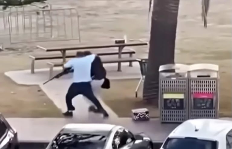 El comerciante tomó de atrás al atacante y logró sacarle el fusil.