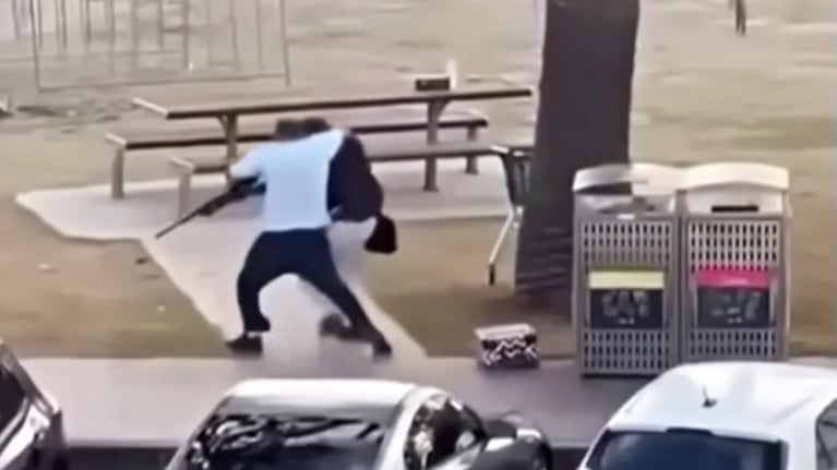 El comerciante tomó de atrás al atacante y logró sacarle el fusil.