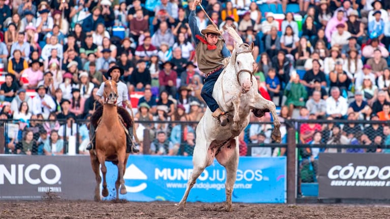 El comienzo de la jineteada en los 60 años del Festival de Jesús María.