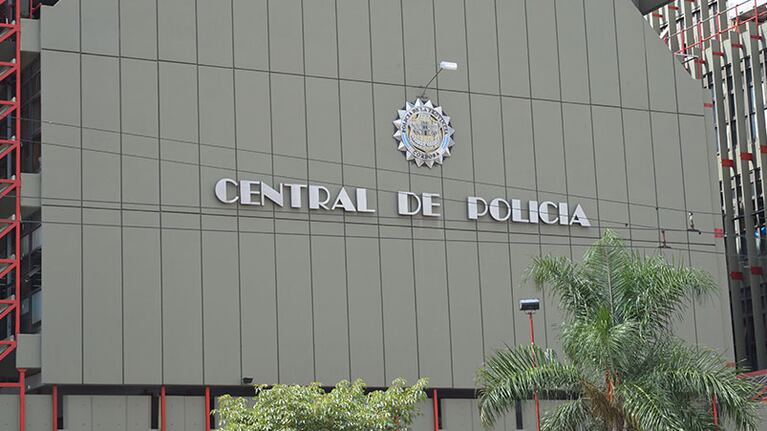 El comisario fue puesto en situación pasiva.