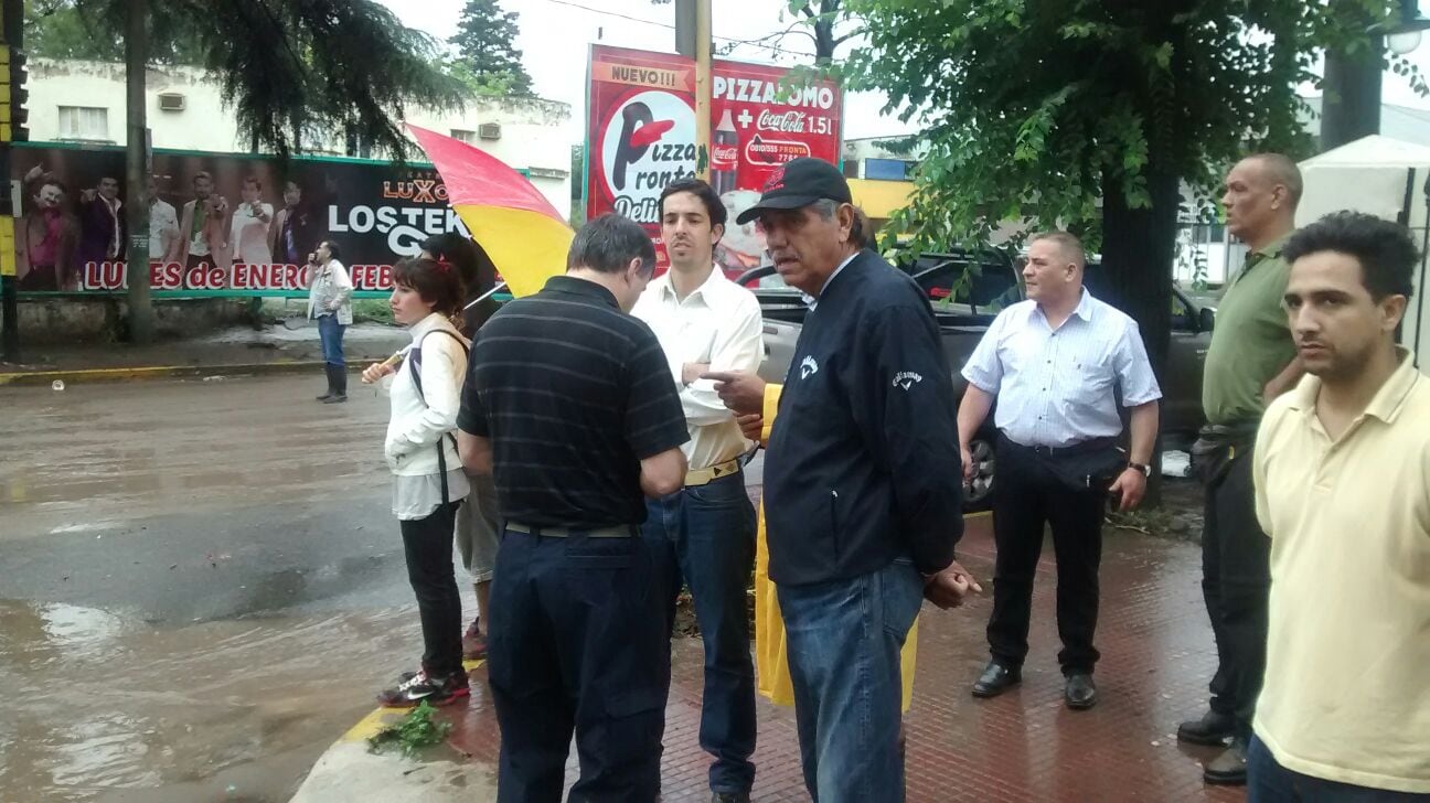 El Comité de Emergencia, junto al intendente, Eduardo Romero, trabajando en Villa Allende. Foto: Fernando Melo.