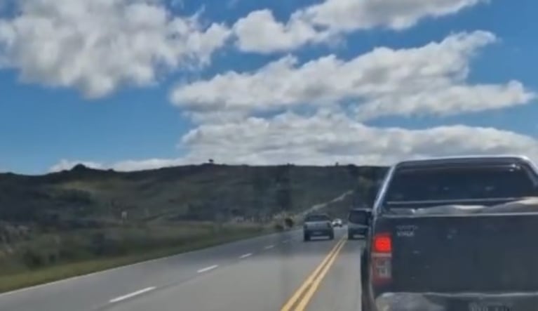 El conductor casi provoca un choque de frente en pleno Camino de las Altas Cumbres.