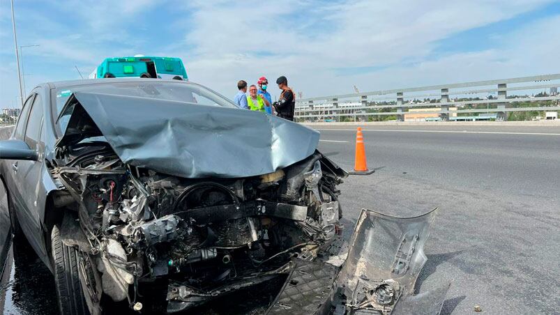 El conductor chocó de frente con un VW Gol.