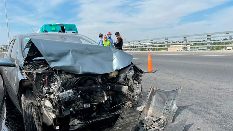 El conductor chocó de frente con un VW Gol.