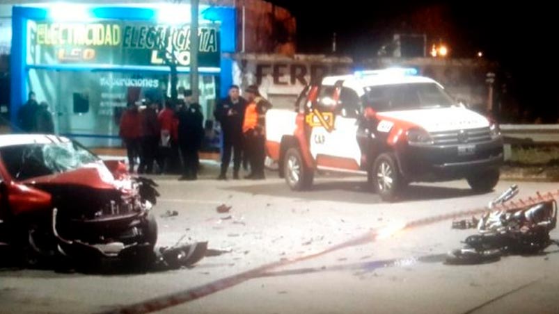 El conductor de la moto perdió la vida en el lugar del accidente.