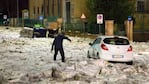 El conductor de un auto escapa en medio de la tormenta de hielo y granizo en Roma.