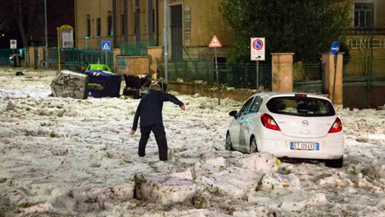El conductor de un auto escapa en medio de la tormenta de hielo y granizo en Roma.