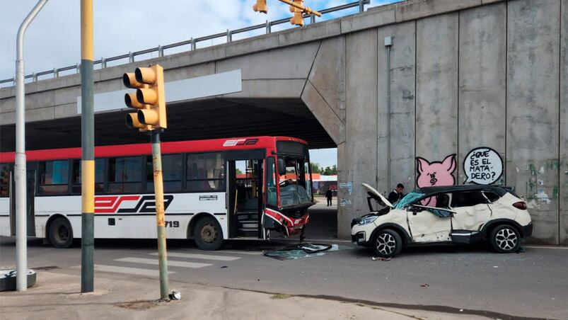 El conductor del auto fue rescatado por los bomberos. Foto: Francisco Arias/El Doce.