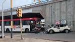 El conductor del auto fue rescatado por los bomberos. Foto: Francisco Arias/El Doce.