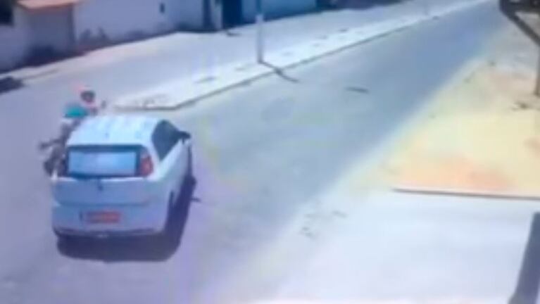 El conductor del auto se dio a la fuga.