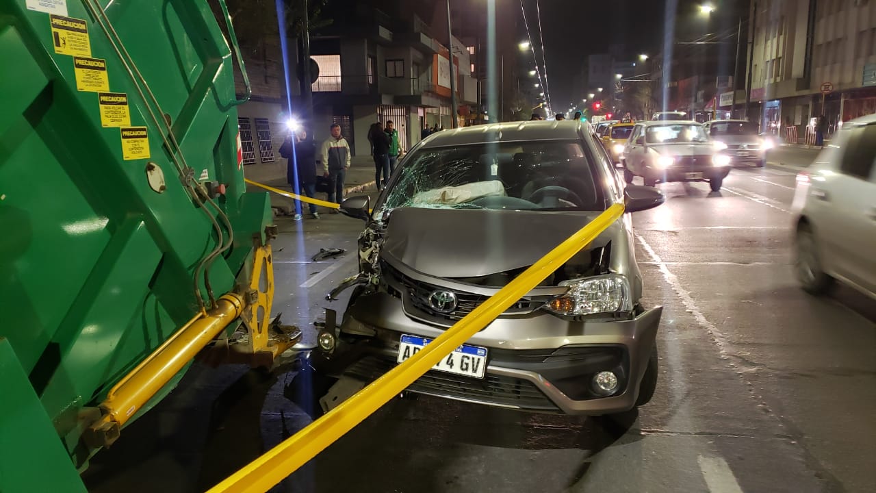 El conductor del auto se habría agachado a apoyar un café. 