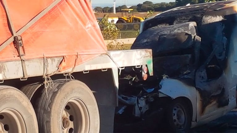 El conductor del Fiat Fiorino murió carbonizado. Fotos: @leoguevara80