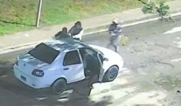El conductor del Fiat Siena cayó en la trampa y fue asaltado en barrio San Lorenzo.