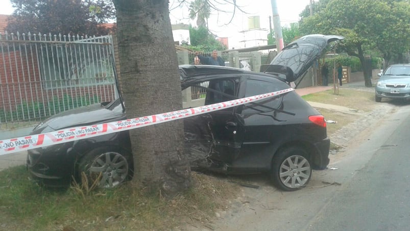 El conductor del Peugeot murió en el acto. 