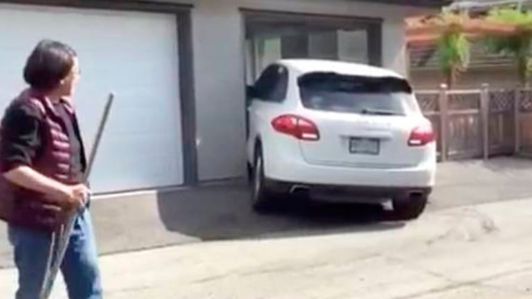 El conductor del Porsche erró el cálculo al entrar a su garage.