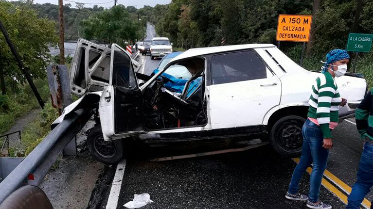 El conductor del Renault 12 se llevó la peor parte del choque en la Ruta E 55. Fotos: Carlos Paz Vivo!
