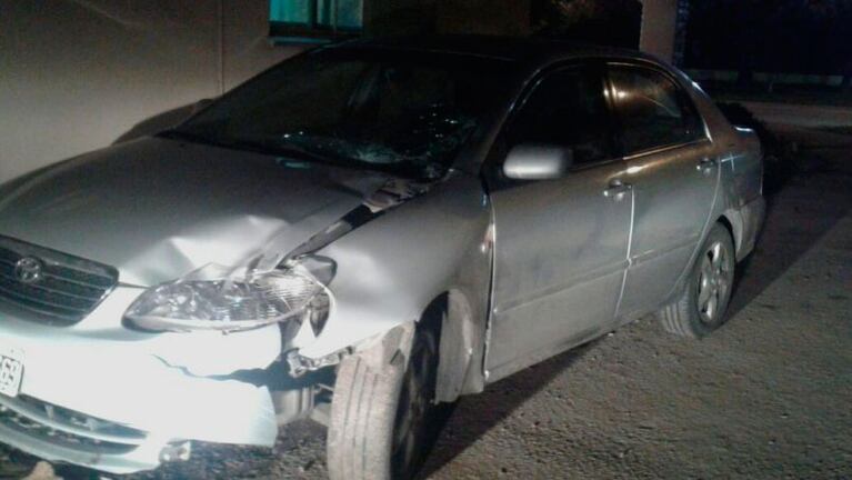 El conductor del Toyota Corolla no se detuvo en lugar del impacto.