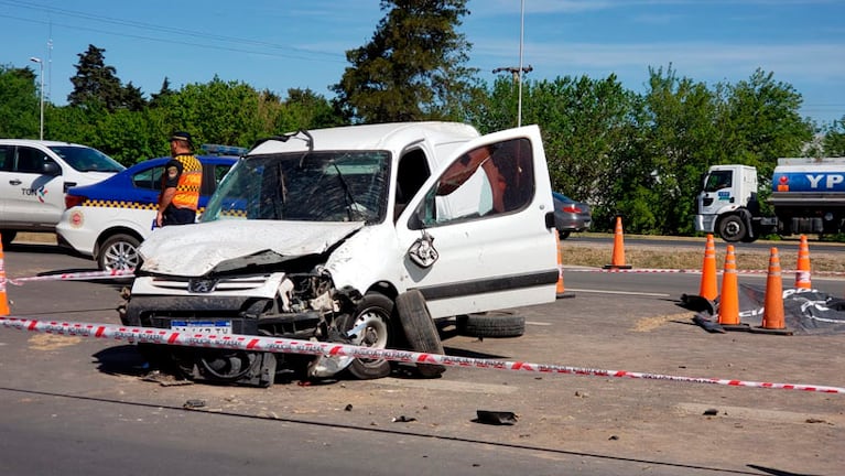 El conductor del utilitario falleció en el accidente. Foto: Julieta Pelayo/ElDoce.