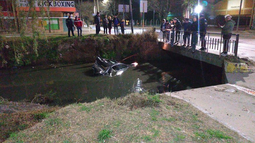 El conductor estuvo sumergido hasta que llegaron los bomberos.