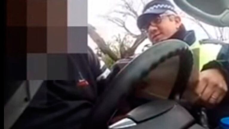 El conductor filmó ocultamente al policía para escracharlo.