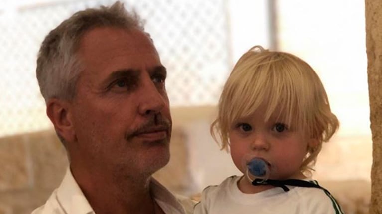 El conductor junto al pequeño Mirko. Foto: Instagram