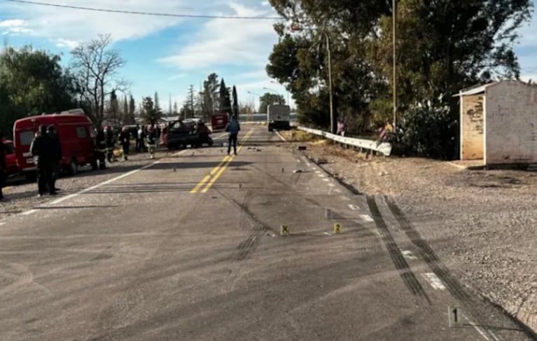 El conductor murió tras chocar con un camión que trasladaba cal.