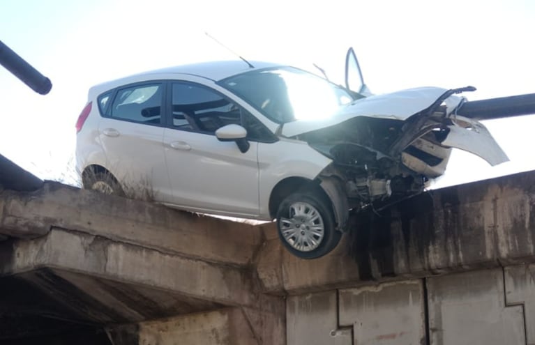 El conductor no sufrió lesiones pese a la violencia del choque.
