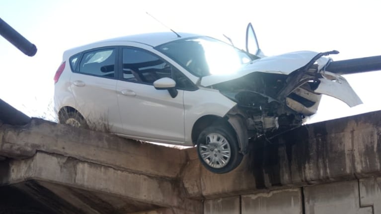 El conductor no sufrió lesiones pese a la violencia del choque.