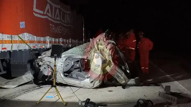 El conductor quedó atrapado en su vehículo.