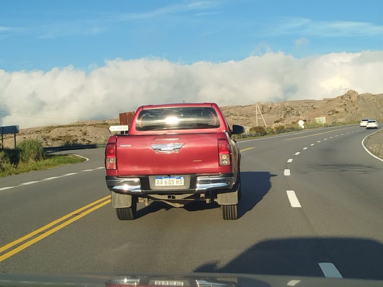 El conductor reportó tres veces a la Caminera pero no pararon a la mujer de la camioneta.